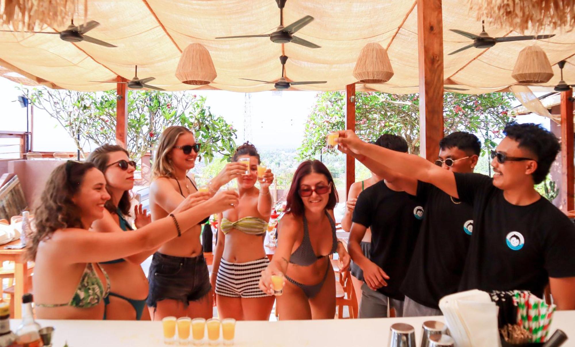Mad Monkey Nusa Lembongan Экстерьер фото