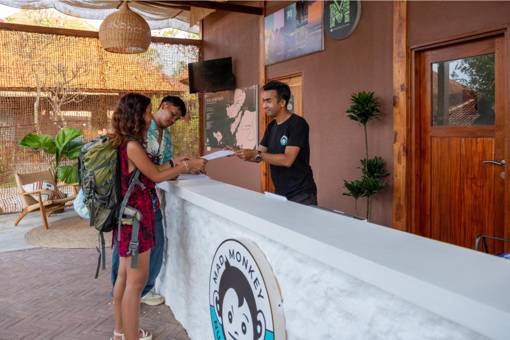 Mad Monkey Nusa Lembongan Экстерьер фото